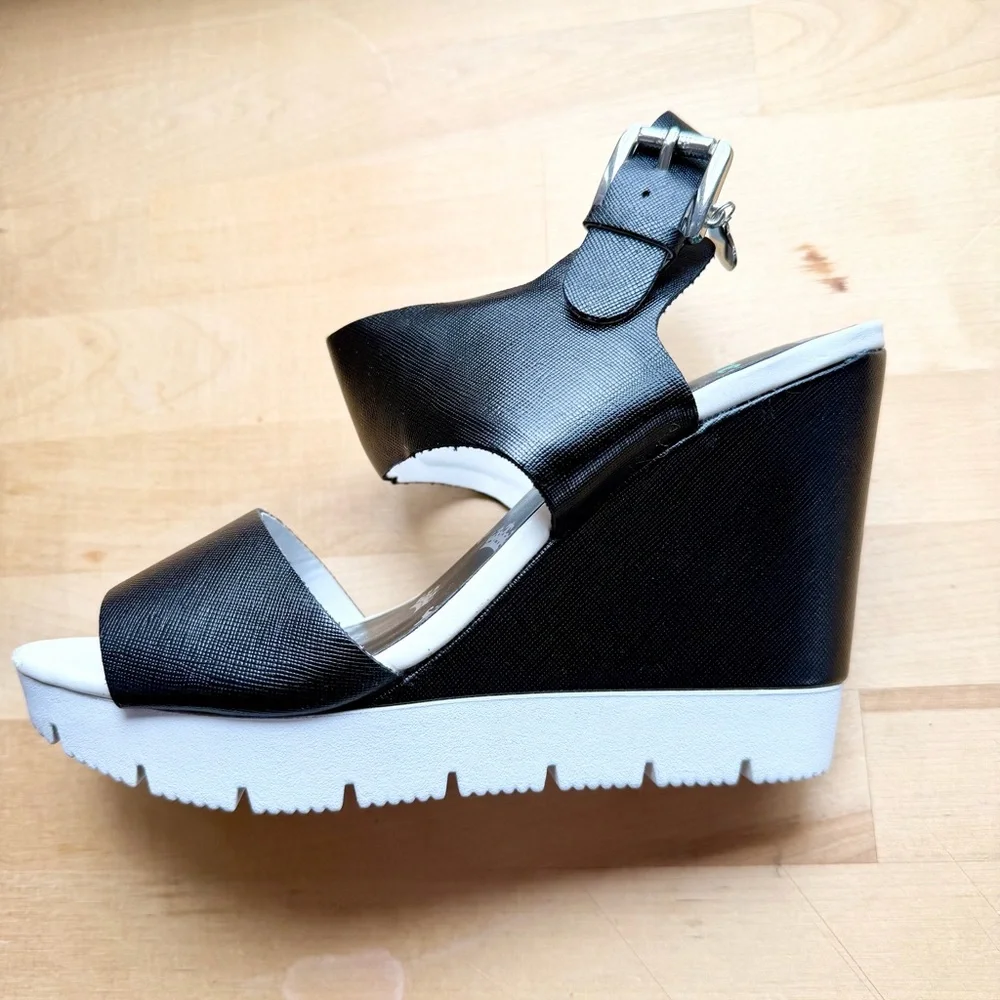 Juicy Couture Trish Black White Platform Wedge Sandals Women Size 7.5 Y2K Note